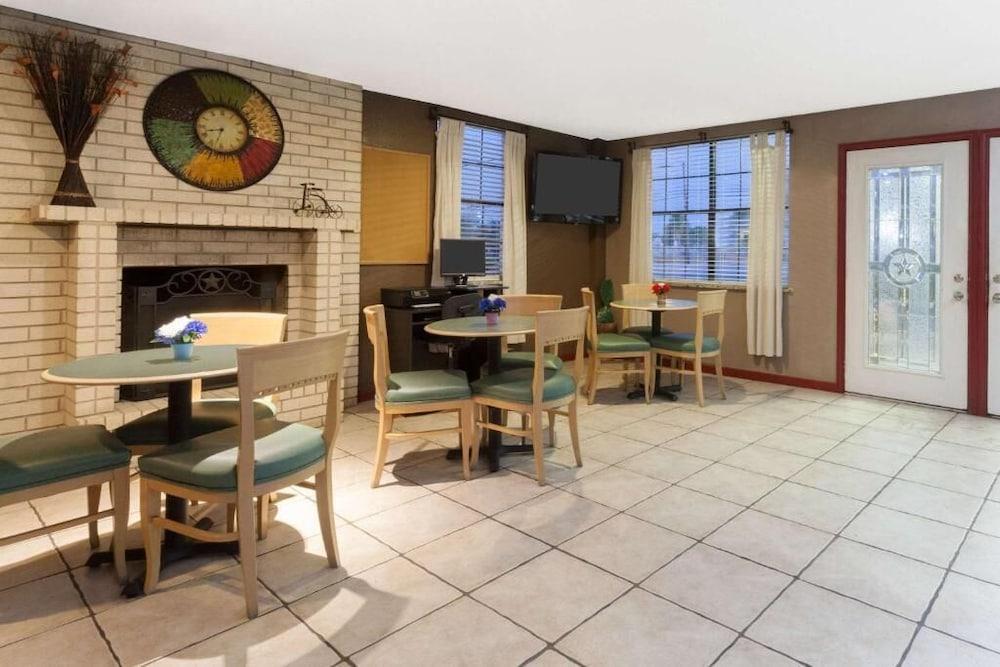 Super 8 By Wyndham Fredericksburg Hotel Luaran gambar